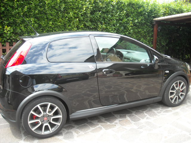 [Immagine: 2009620151749_Grande%20punto%20Abarth.JPG]